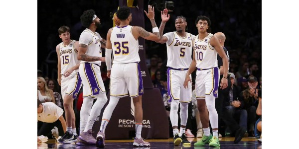 James tager et hvil, og Anthony Davis træder op for at vise vejen James tager et hvil, og Anthony Davis træder op for at vise vejen